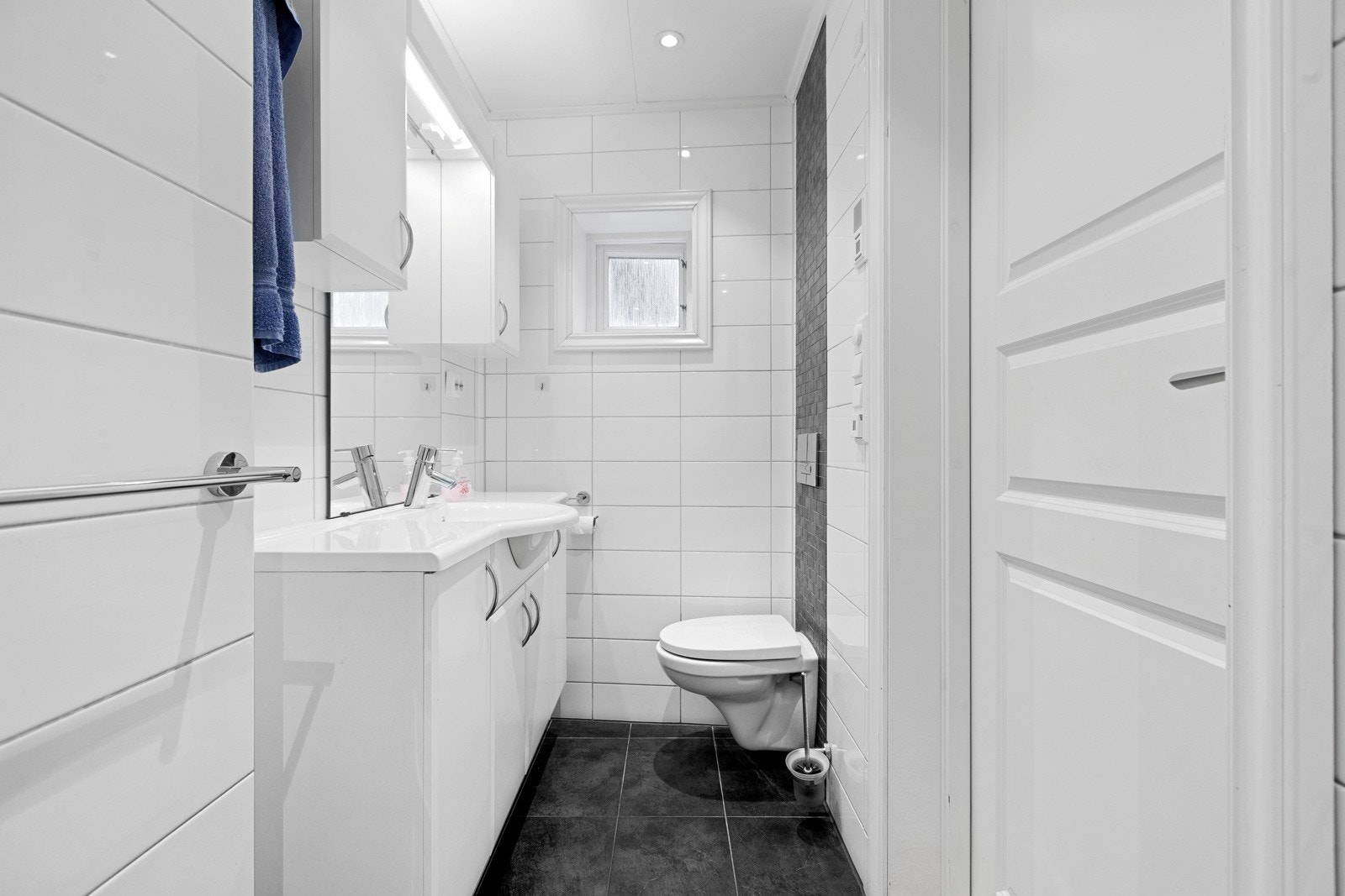 Badet er flislagt med varmekabel i gulv Galleribilde