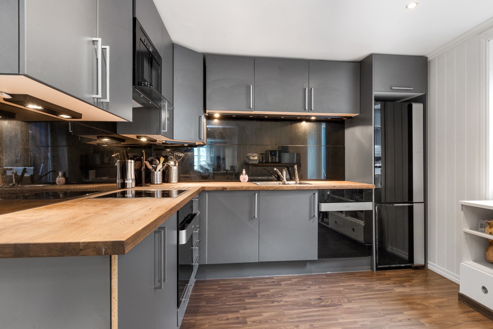 Kjøkkenet har en flott kjøkkeninnredning Galleribilde