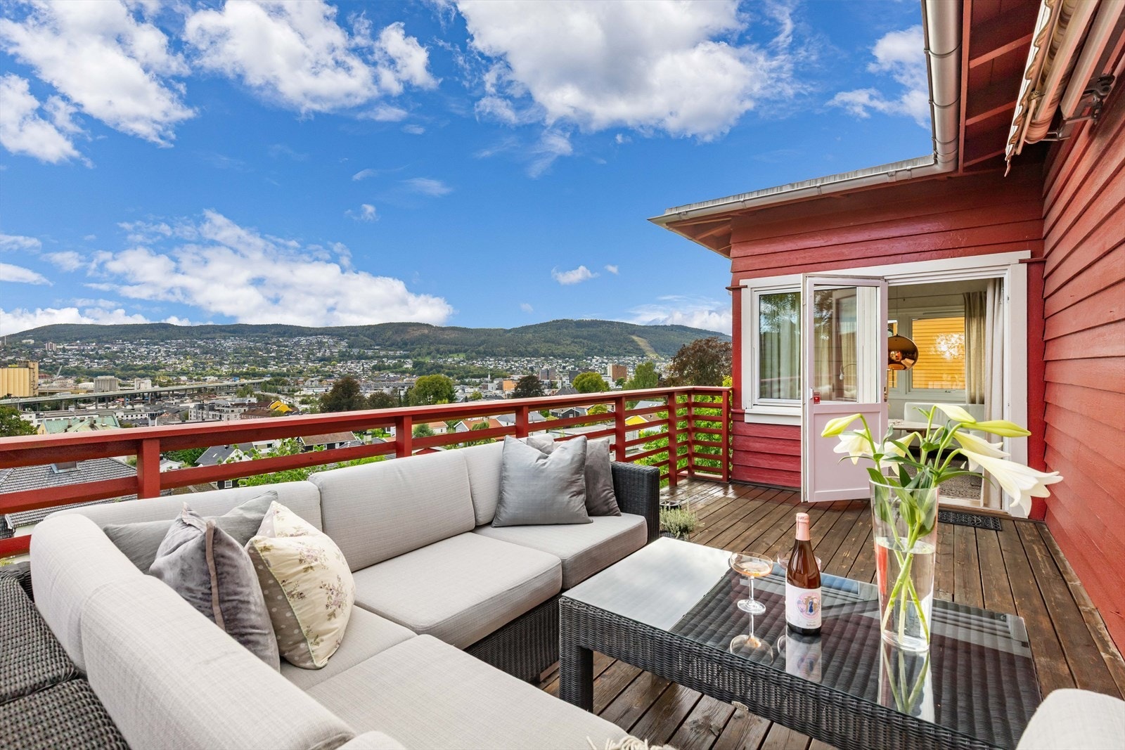 Fra stuen er det utgang til uteplass Galleribilde