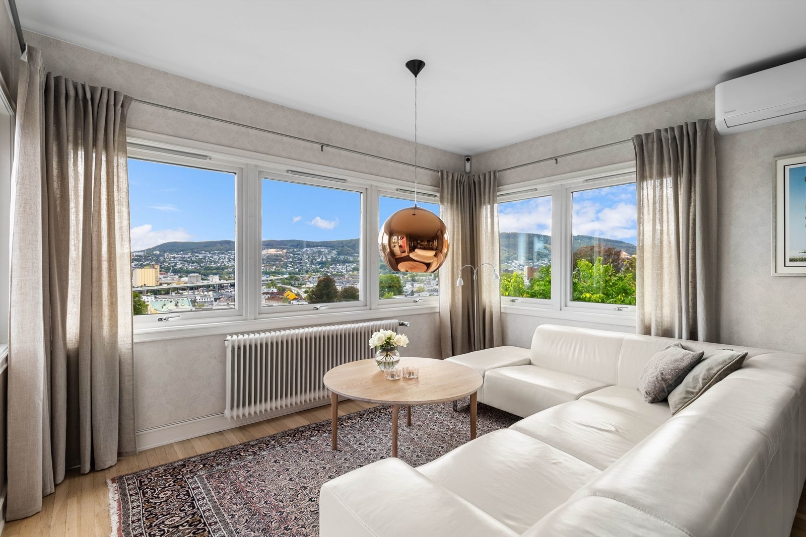 Stuen har både oppvarming via radiator og varmepumpe Galleribilde