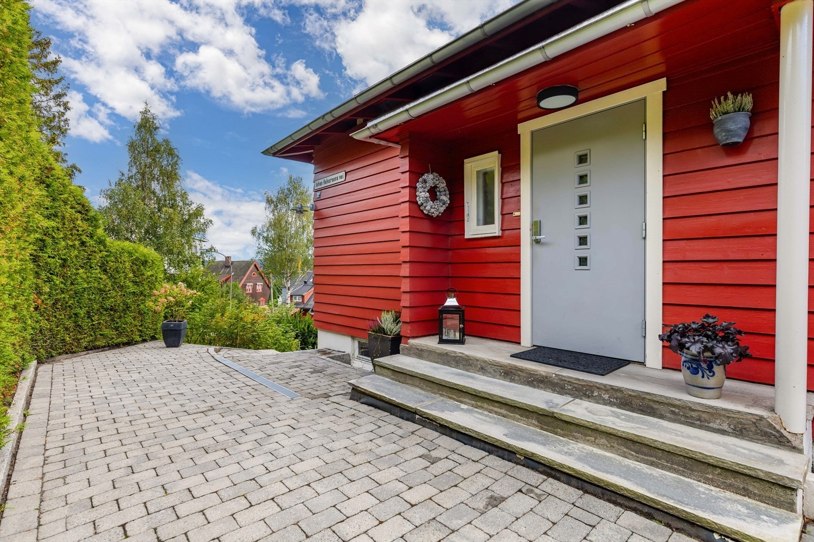 Velkommen hjem! Steinlagt gårdsplass med elbillader Galleribilde