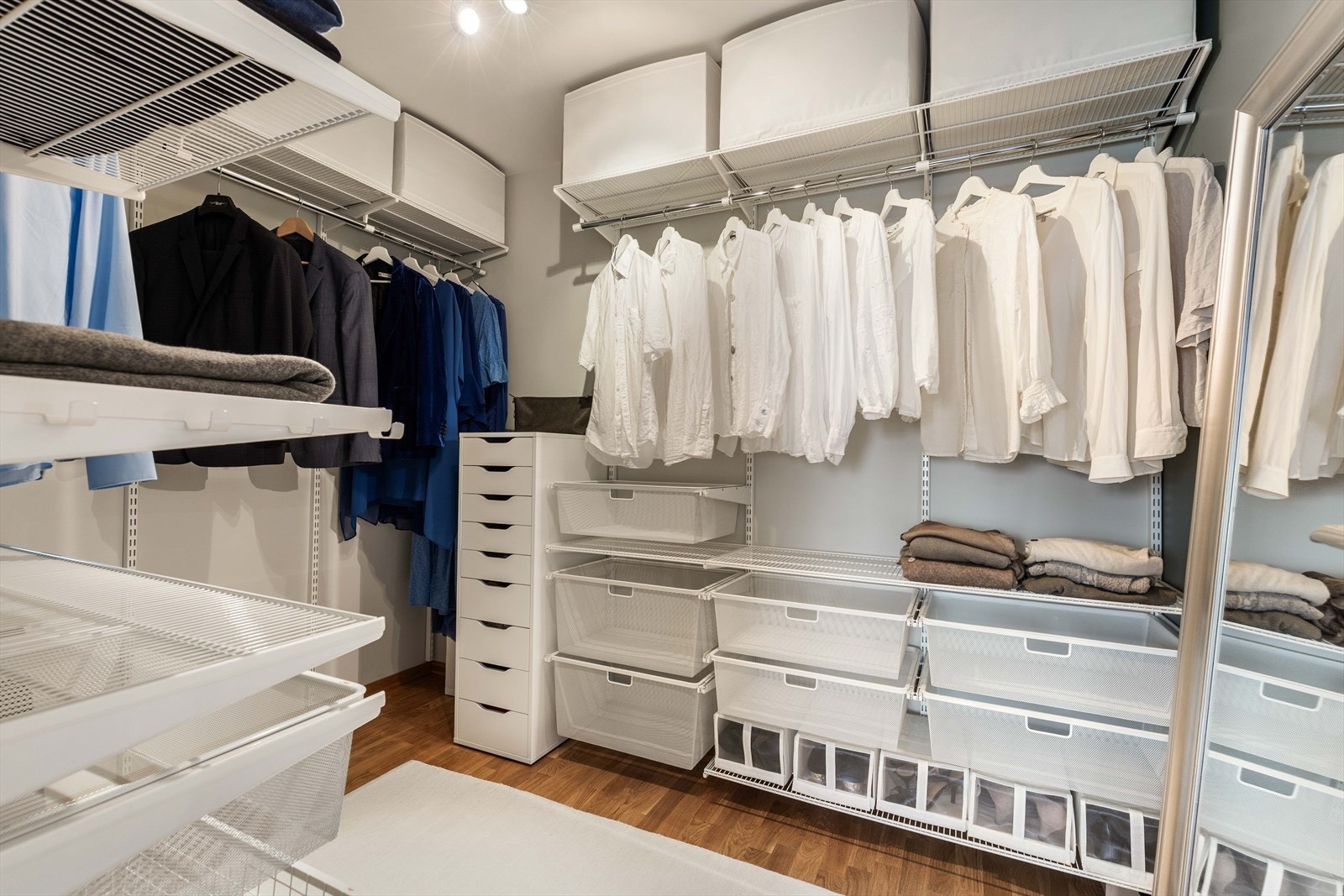 Innholdsrikt garderoberom Galleribilde