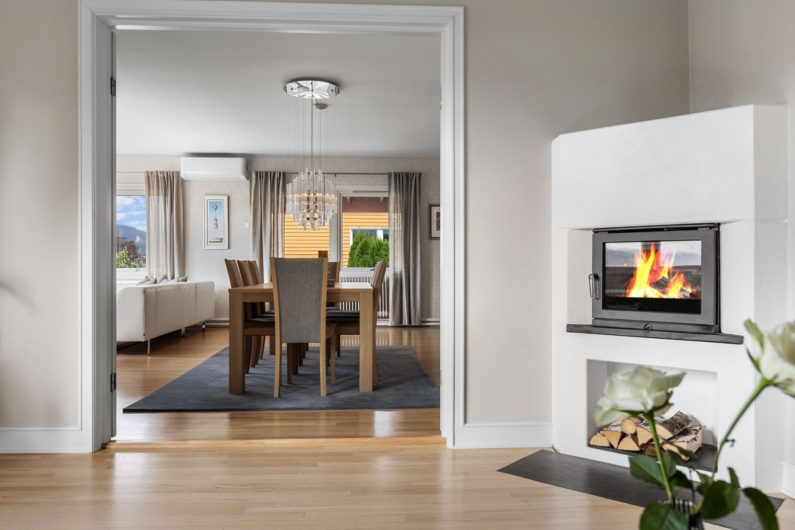 Fra spisestuen er det adkomst til tv-stue Galleribilde