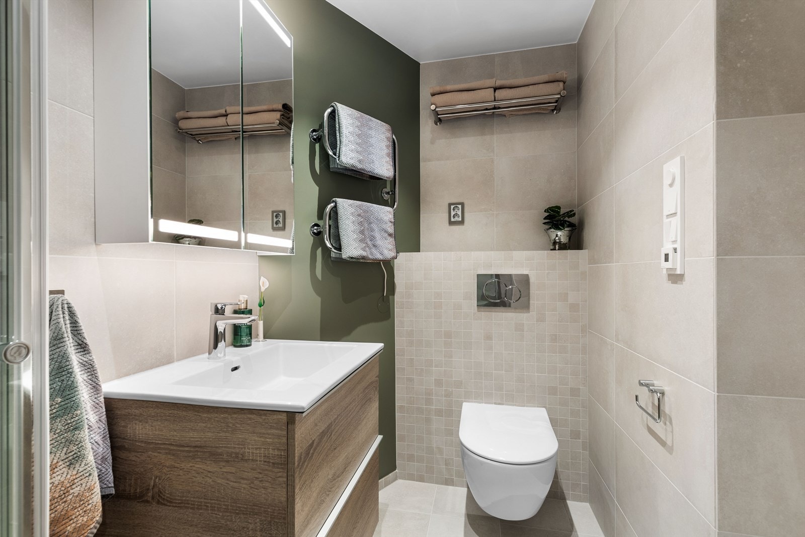 Pent innredet med moderne farge- og materialvalg Galleribilde