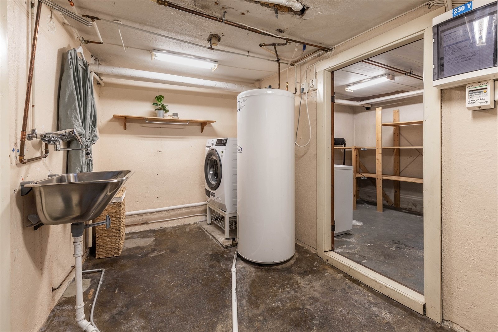 Etasjen har store bodområder, blant annet med vaskerom Galleribilde