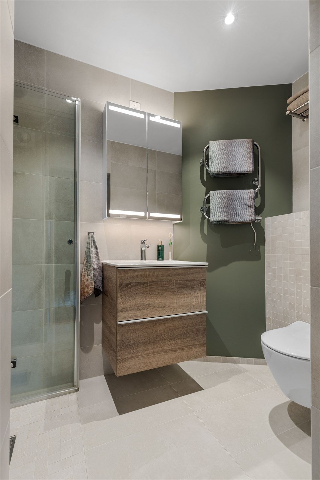 Vegghengt innredning og toalett Galleribilde