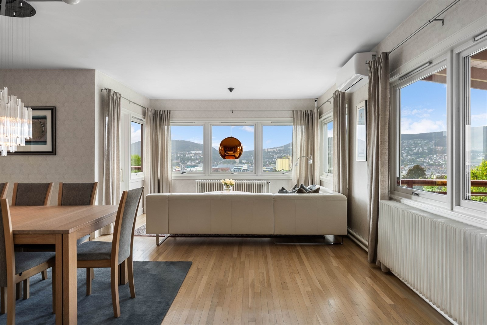 Romslig spisestue og lounge Galleribilde