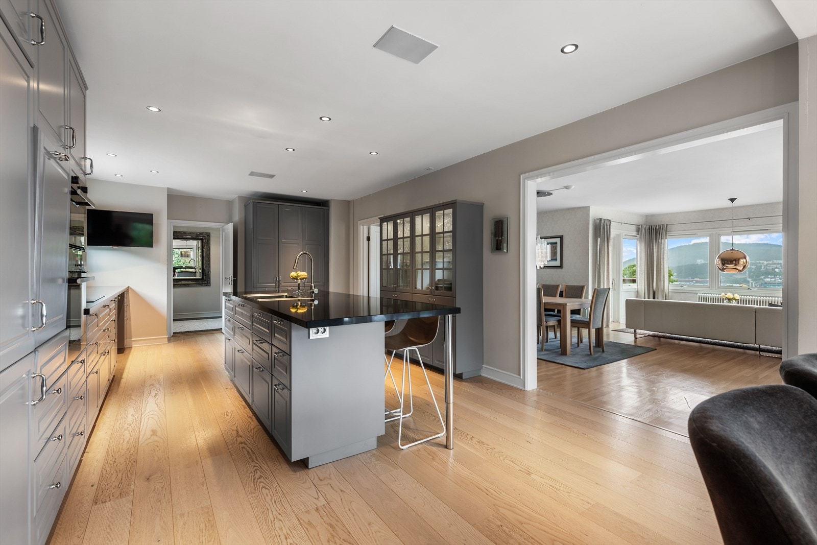 Romslig kjøkken med profilerte fronter fra 2013 Galleribilde