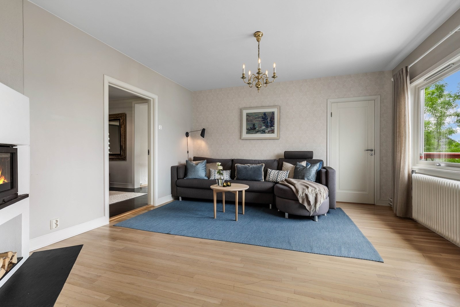 Tv-stue med naturlig møblering for sofa og tilhørende tv-møblement Galleribilde