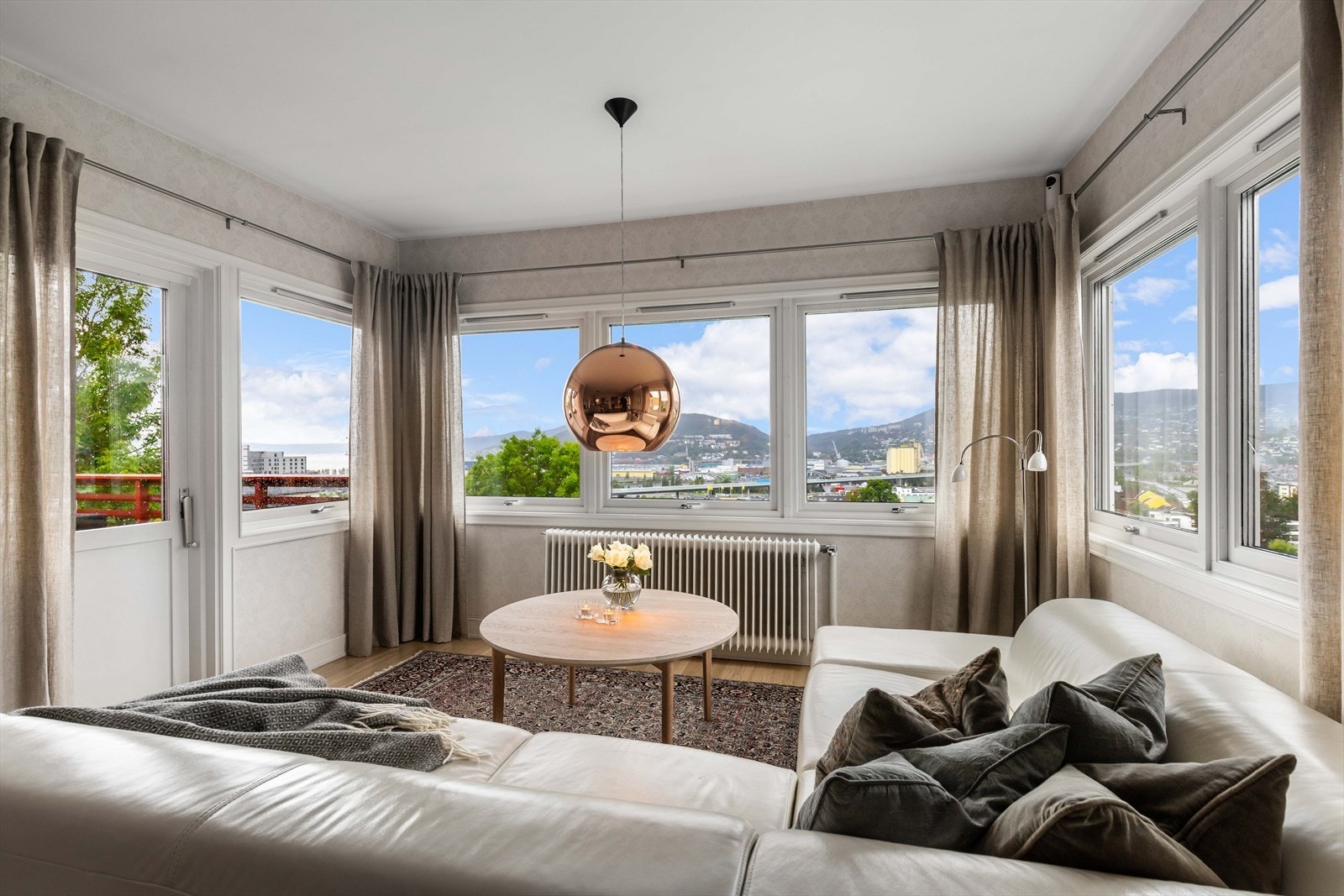 Huset har en god planløsning og store vinduer som gir rikt med lysinnslipp Galleribilde