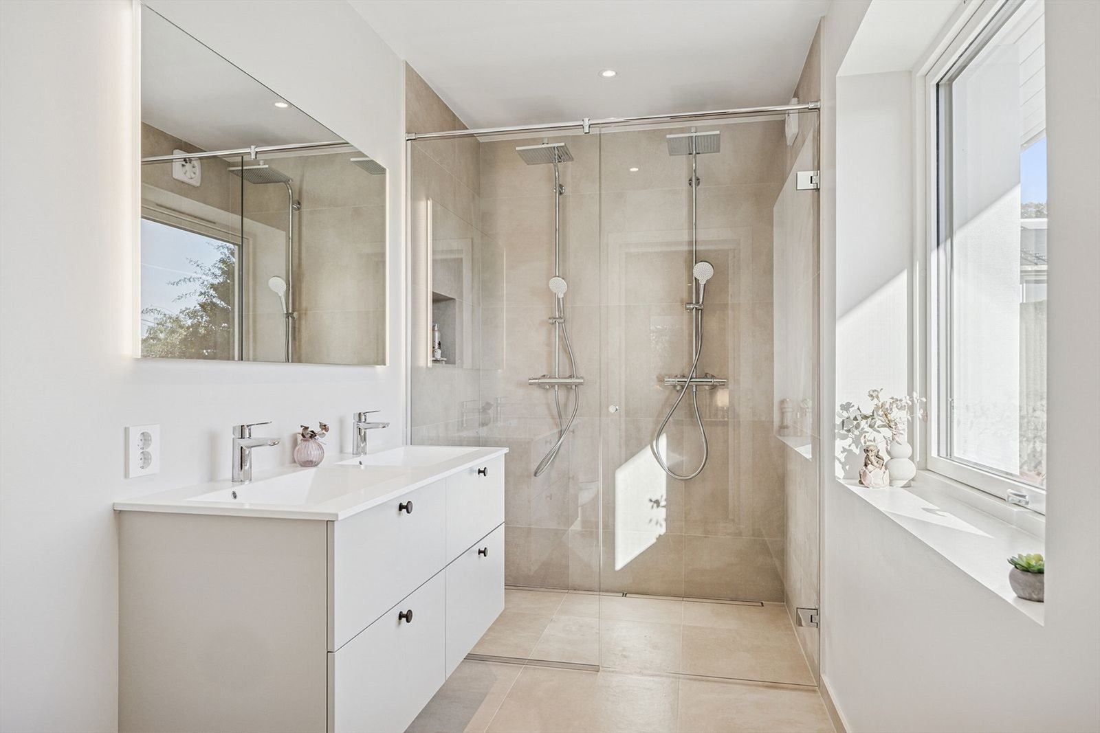 Store vinduer gir godt med naturlig lys, og lyse overflater kombinert med gjennomtenkt belysning skaper en behagelig atmosfære. Varmekabler i gulvet sørger for god komfort året rundt. Galleribilde