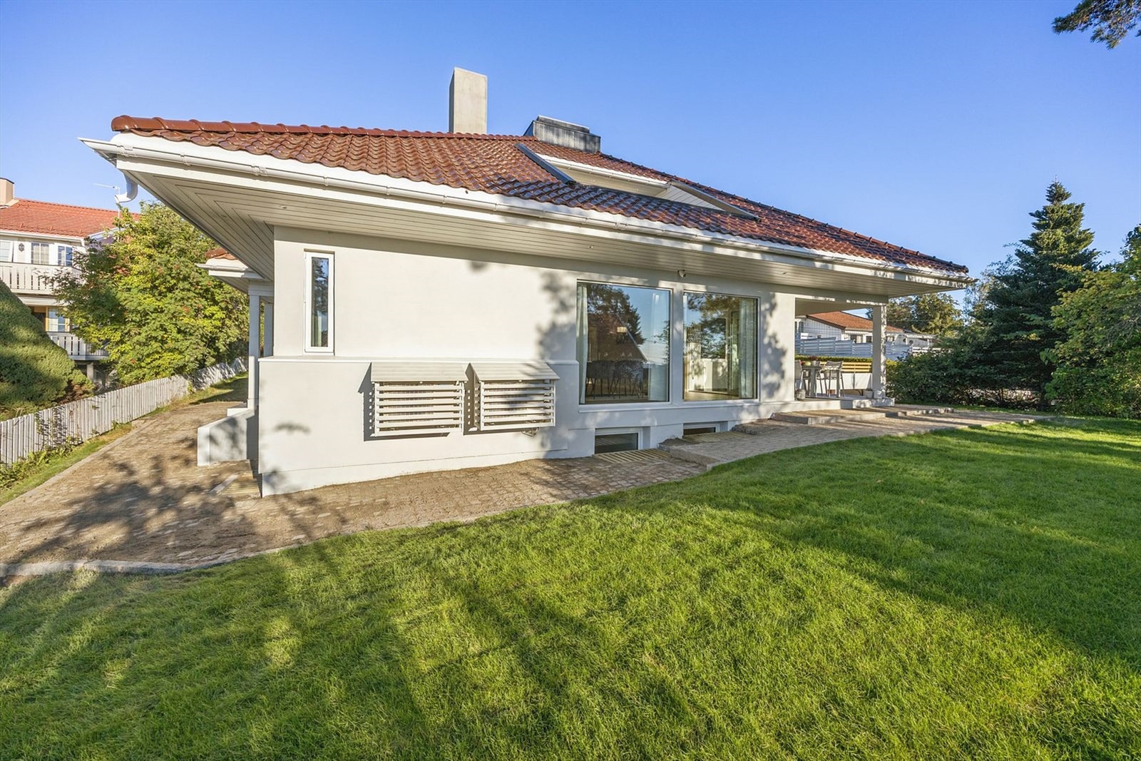 Hybeldelen har utvendig atkomst på nordsiden av boligen. Galleribilde