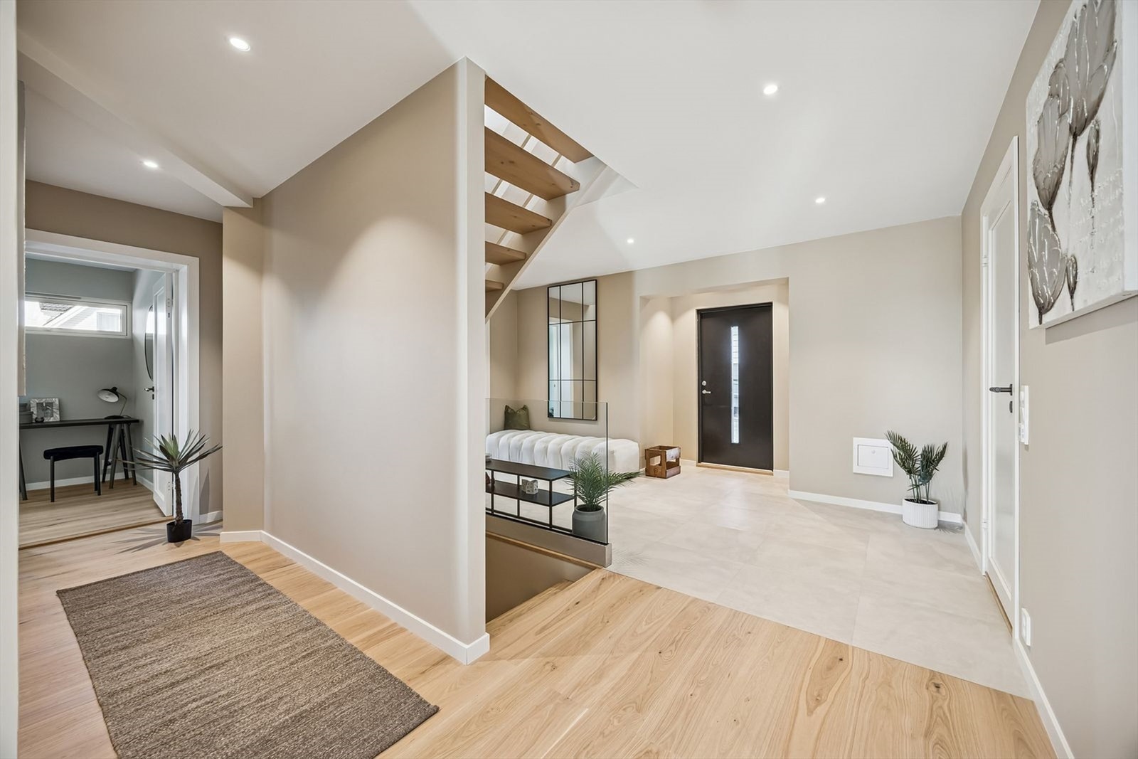 Fra entréen/trappegangen har du direkte tilgang til gang, stue/kjøkken og trapp til loft og kjeller. Et praktisk og innbydende førsteinntrykk. Galleribilde