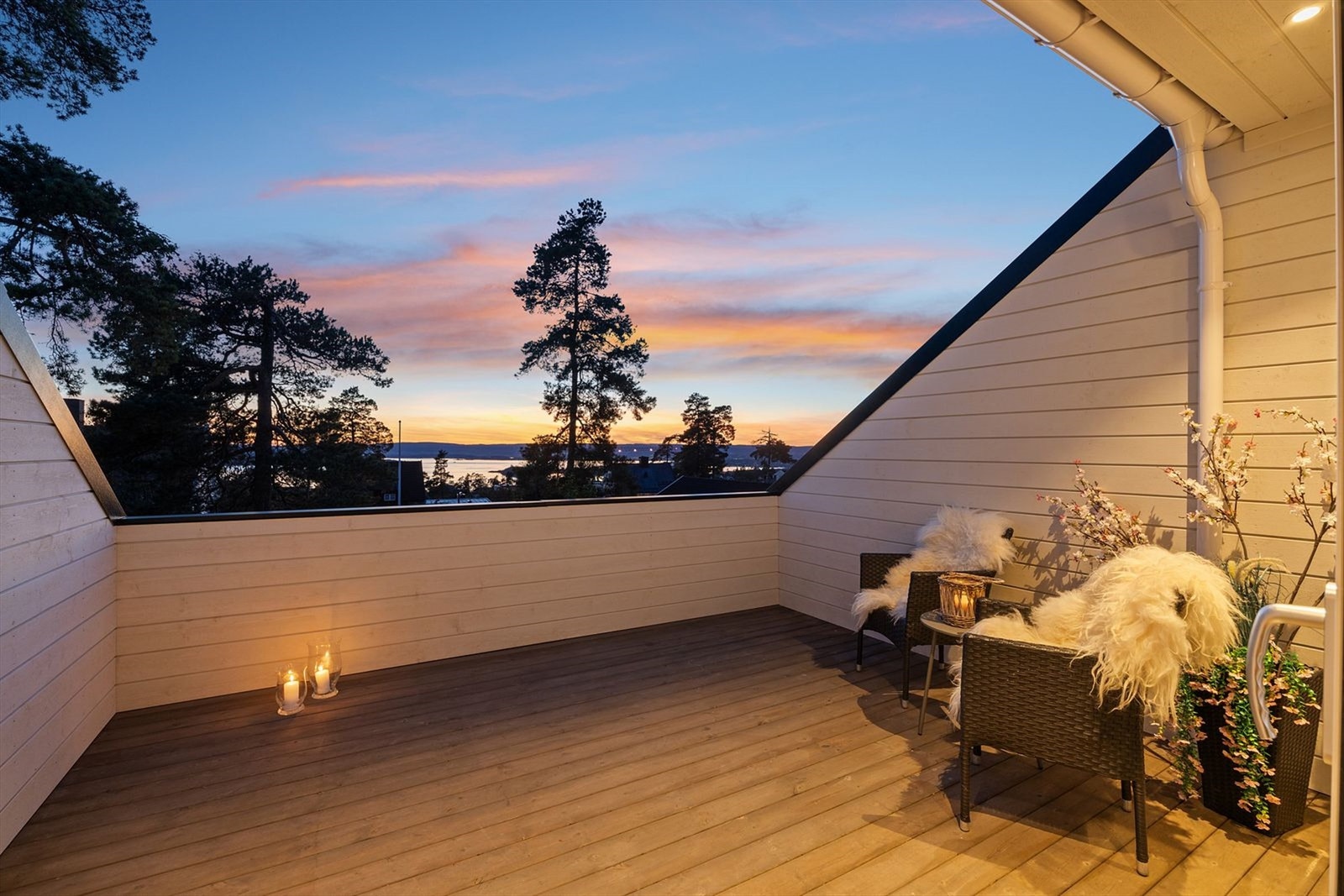 Herfra kan du nyte sene kvelder og vakre solnedganger. Galleribilde