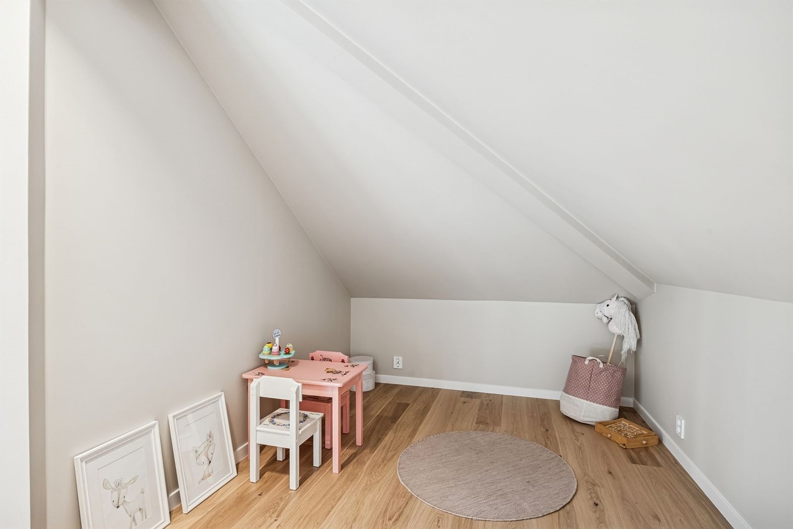 Etasjen inneholder også to praktiske kott/lagringsrom. Galleribilde