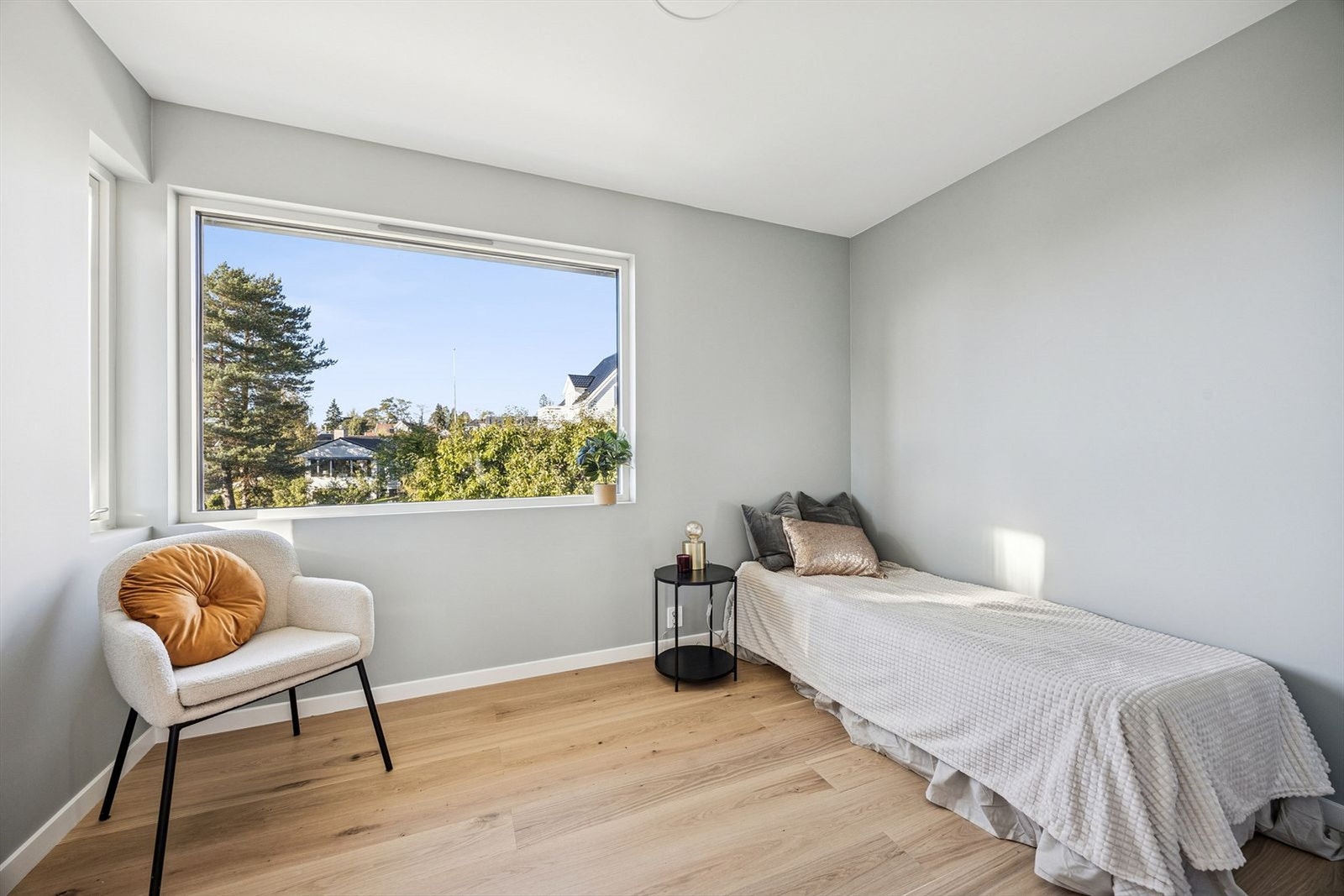 Rommenes fleksible utforming gjør dem velegnet som barnerom, gjesterom eller kontor, alt etter behov. Galleribilde