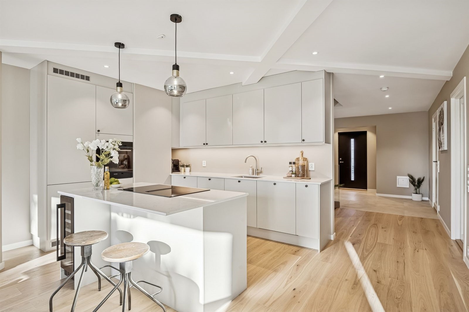 Integrerte Siemens hvitevarer og moderne belysning understreker det eksklusive uttrykket. Galleribilde