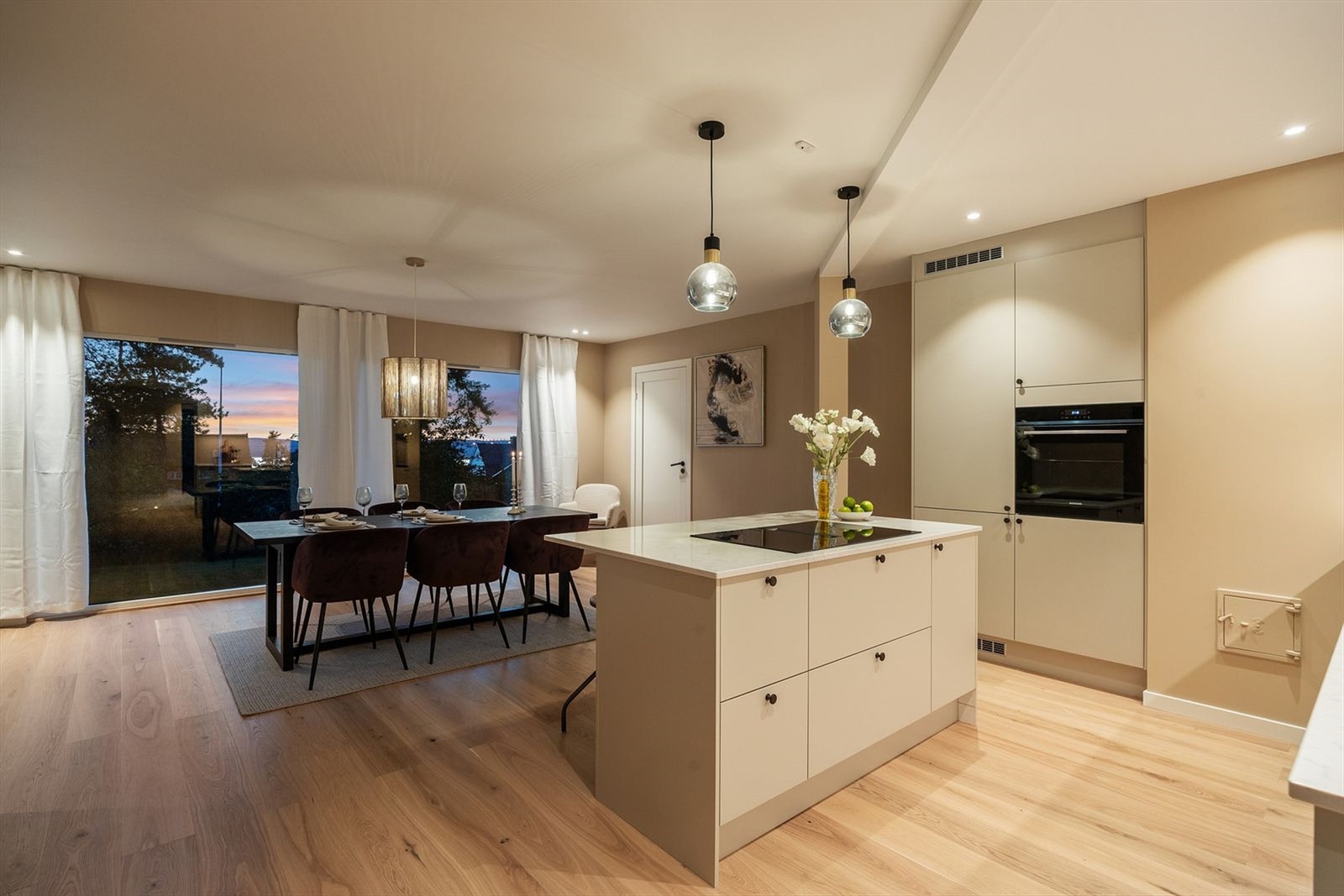 Stue og kjøkken fremstår som et stilrent oppholdsrom med gjennomgående høy kvalitet. Galleribilde