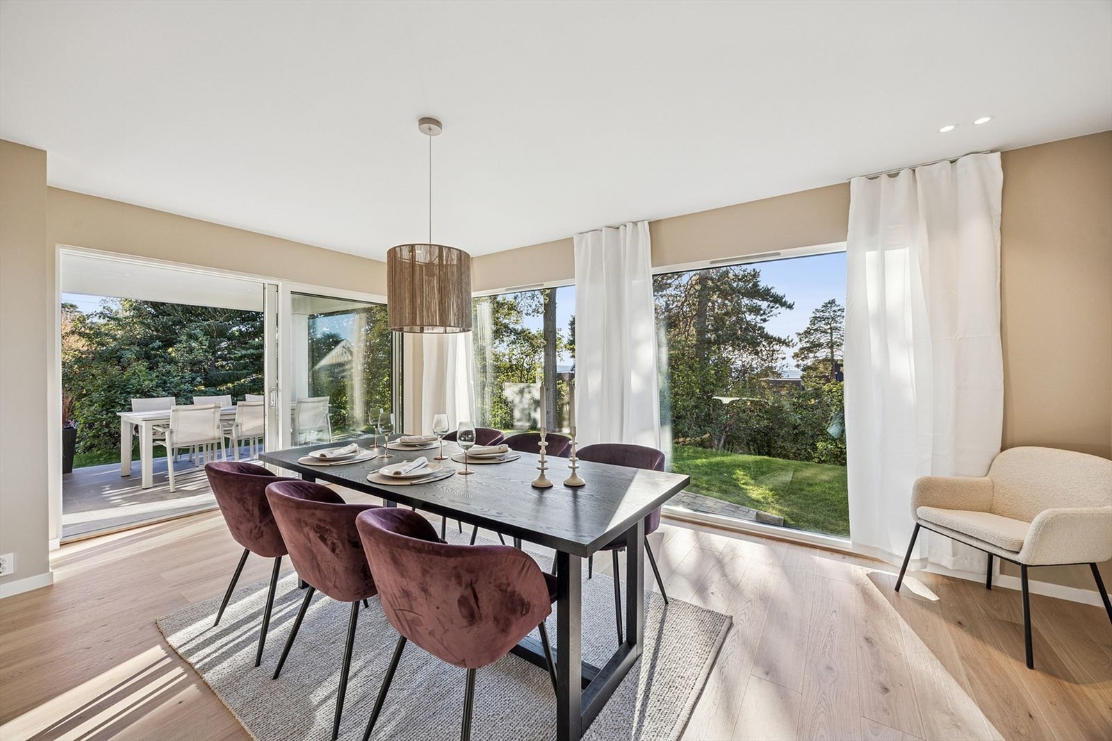 Varmekabler i gulvet og utgang til flislagt terrasse på 10 kvm. Galleribilde