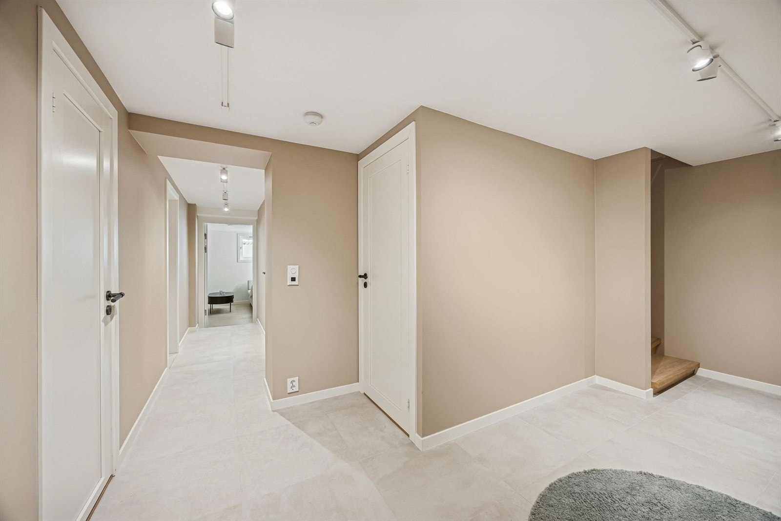 Kjelleretasjen består av hoveddelen som inneholder trappegang, vaskerom/bad, bod, samt teknisk rom. Hybeldelen inneholder kjøkken/stue, 2 soverom, bad og gang. Hele kjelleretasjen har varmekabler, med unntak av boden under trappen. Galleribilde