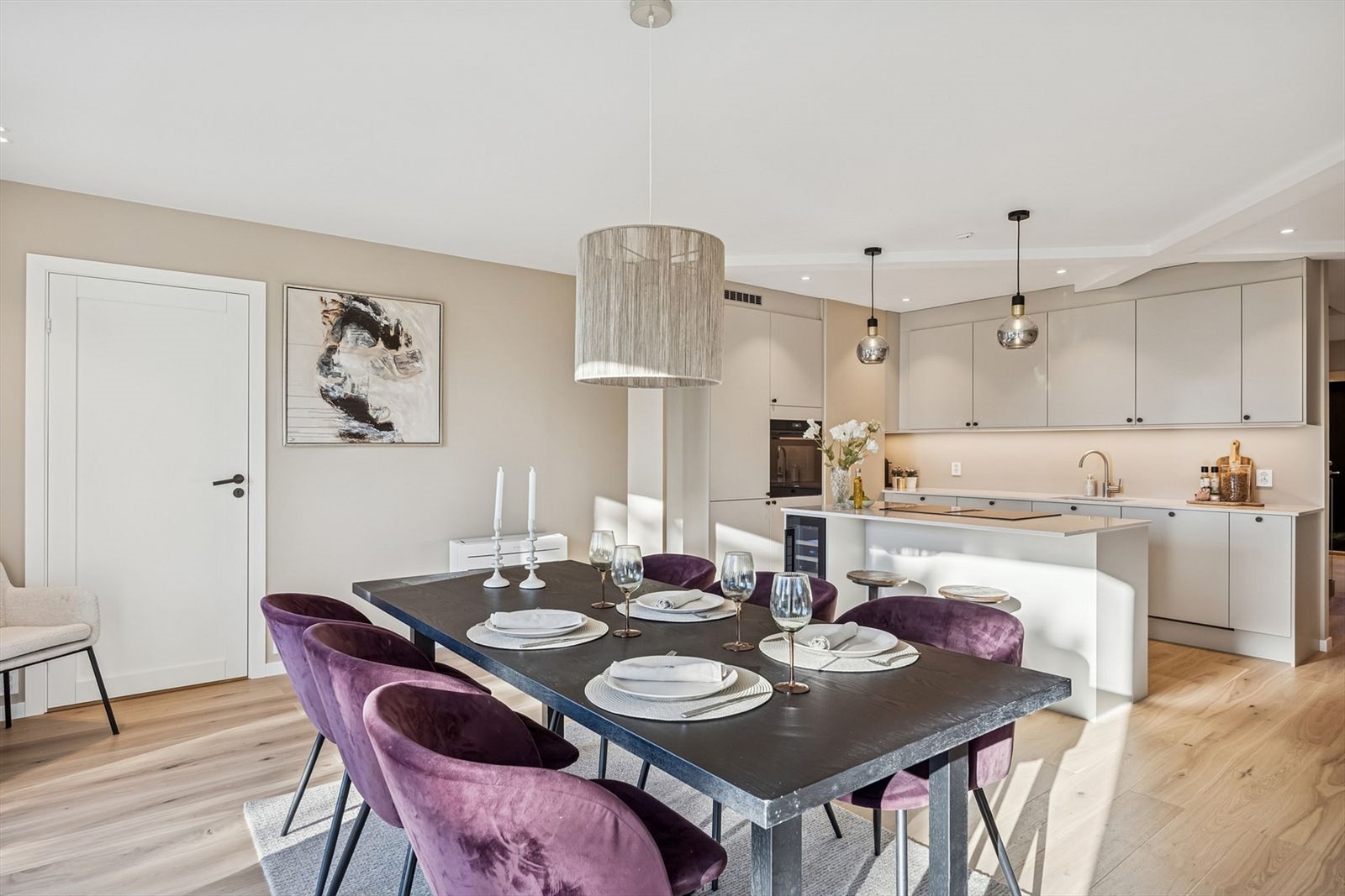 Åpen løsning mot spisestue og stue gir god romfølelse, og store vindusflater slipper inn rikelig med dagslys. Galleribilde