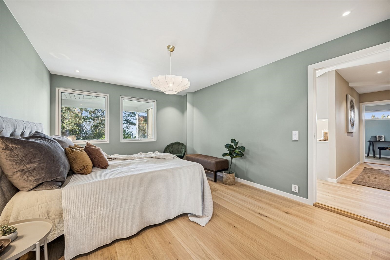 Hovedsoverommet fremstår som en privat og rolig sone med direkte tilgang til eget bad, og store vinduer som gir flott utsikt og rikelig med dagslys. Galleribilde