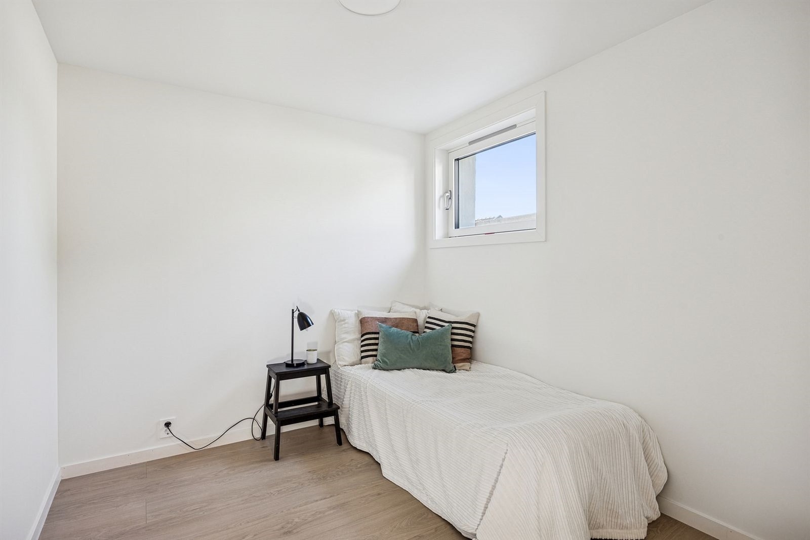 Rommene har god størrelse og med plass til dobbeltseng. Begge rommene har vinduer som gir godt med naturlig lys Galleribilde