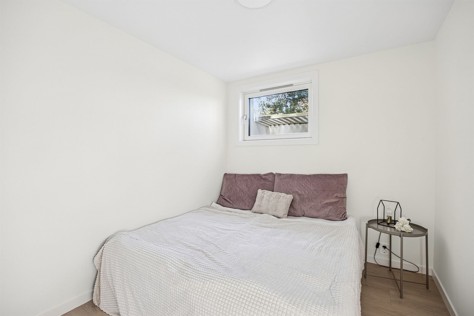 Hybeldelen inneholder to lyse og innbydende soverom med moderne tregulv og nøytrale fargevalg. Galleribilde