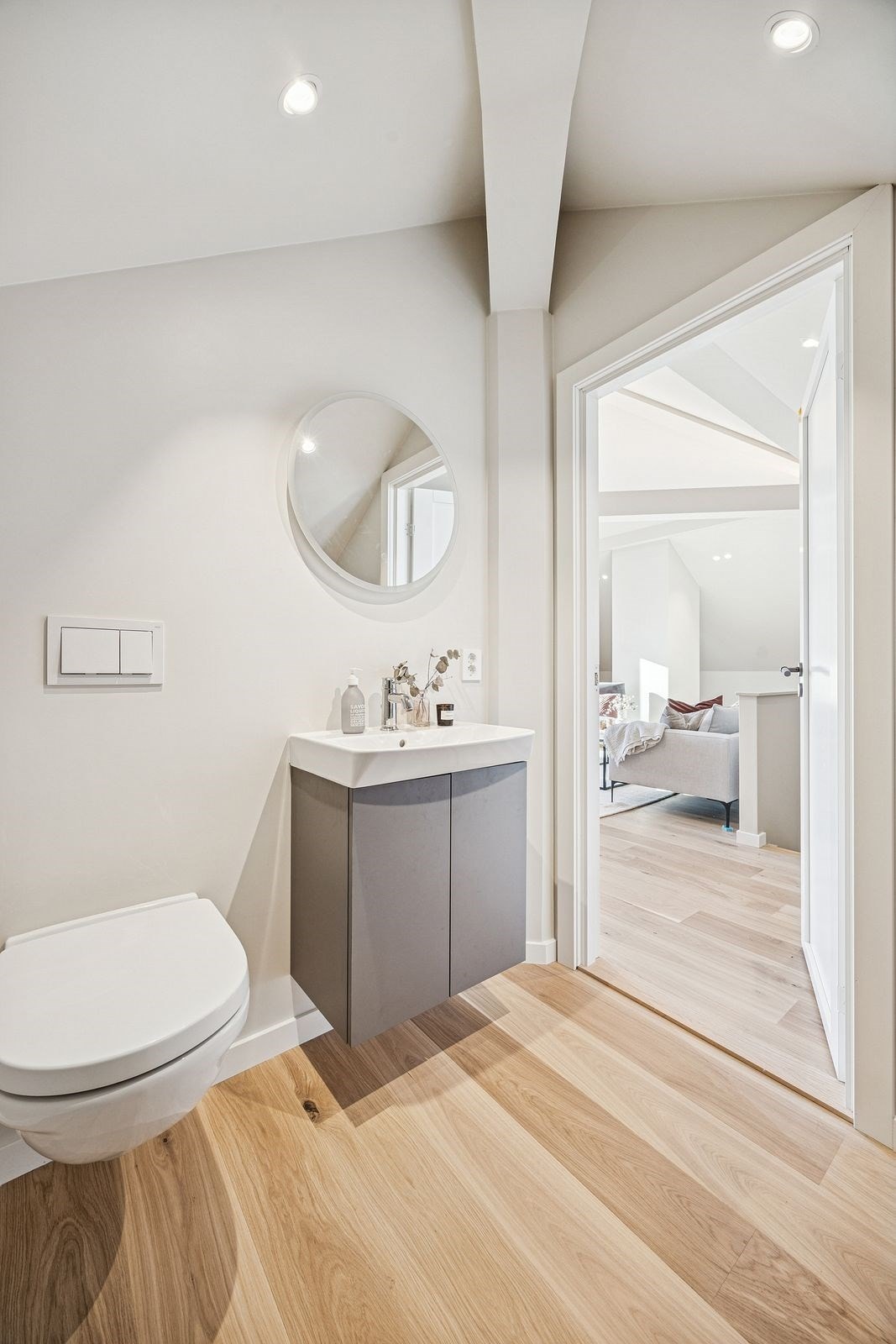 I tilknytning til loftstua er det et praktisk WC-rom utformet med vegghengt toalett, servant med underskap og rund speil med god belysning. Galleribilde