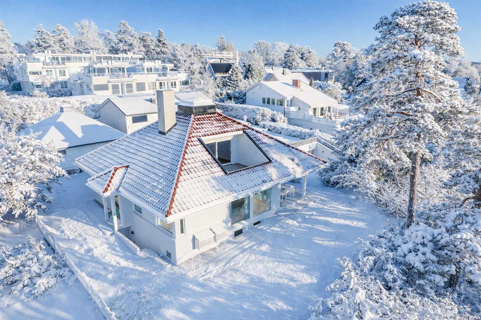 Velkommen til Nordseterveien 6 - Strøken og nyoppusset enebolig på 333 kvm presentert av Hamdi Kaptan v/Krogsveen Nordstrand. (AI generert vinter) Galleribilde