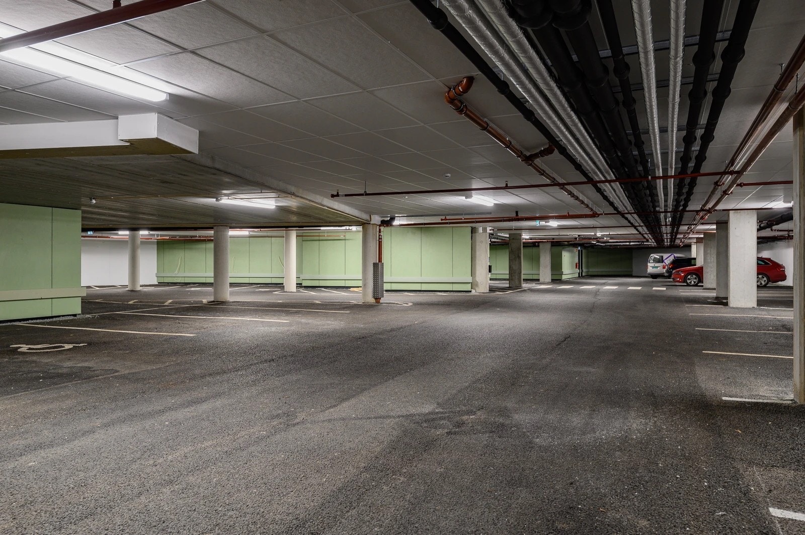 Det er etablert parkeringsanlegg for bil med el-ladepunkter i byggenes underetasje Galleribilde