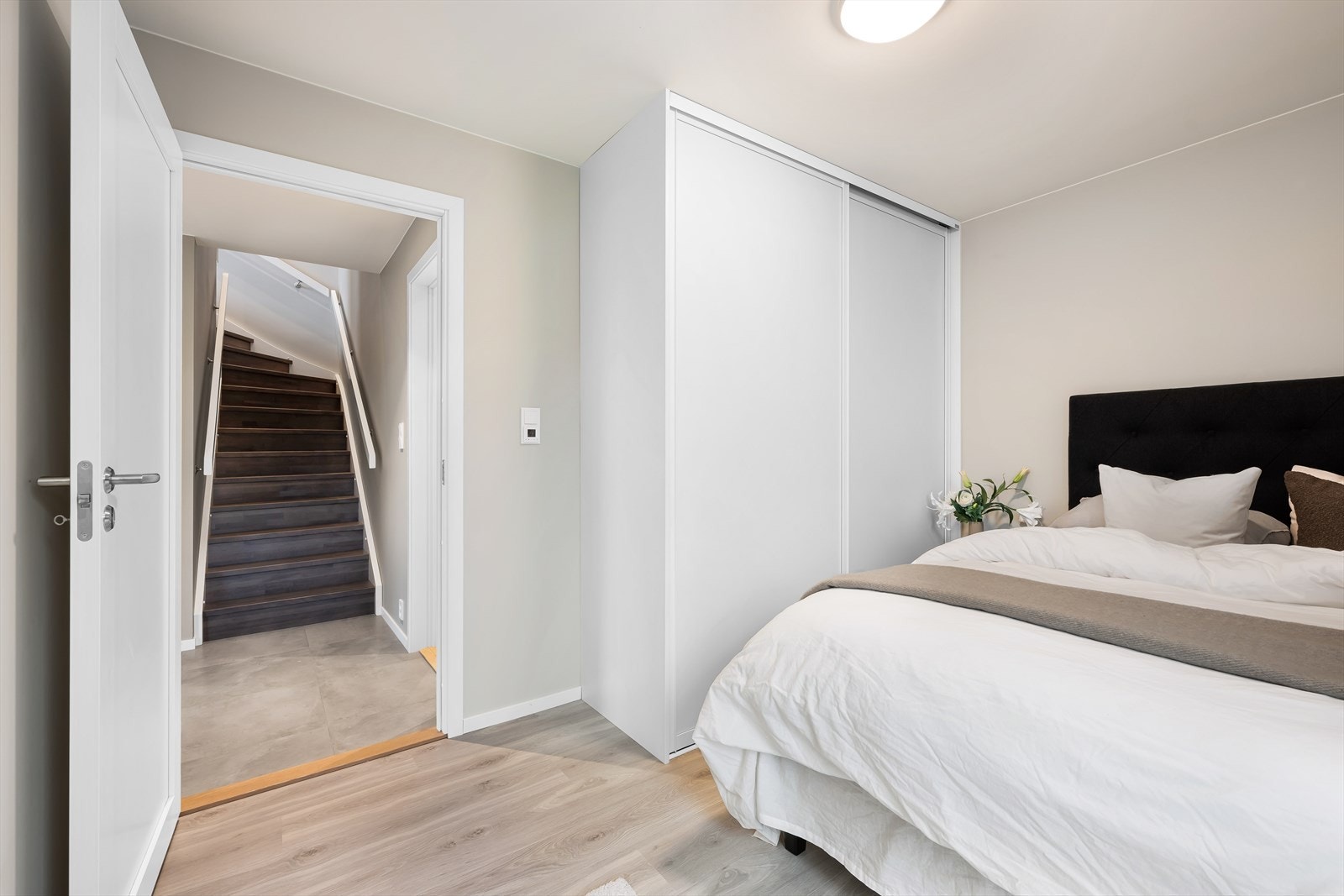 Romslig skyvedørsgarderobe fra Elfa Galleribilde