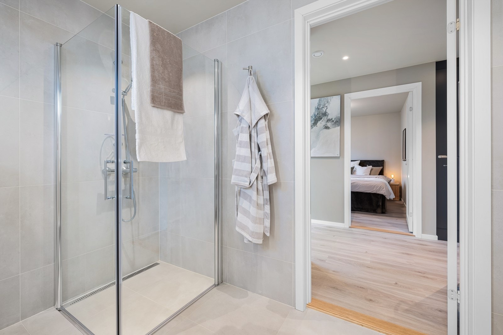 Badet har også vegghengt håndkletørker, og selvfølgelig gulvvarme. Galleribilde