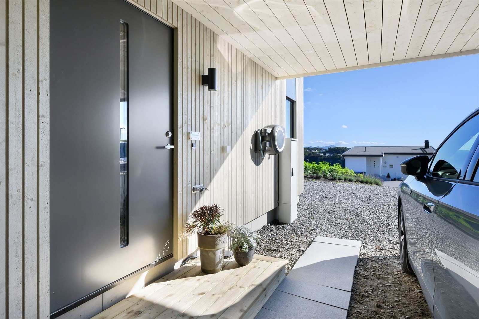 Utekran med varmt og kaldt vann i carport. I tillegg er her inngang til utvendig bod, samt elbil-lader er montert. Galleribilde