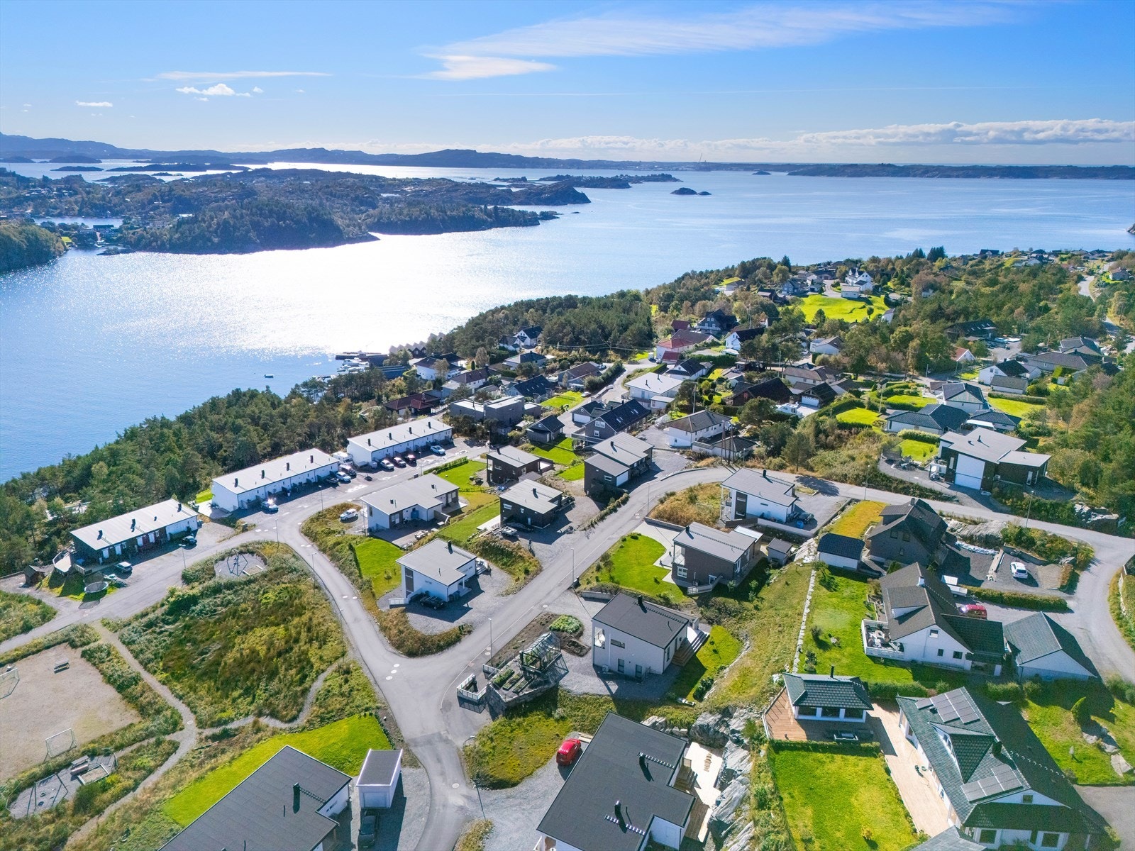 Nydelig beliggenhet med turområder, sjøen og barneskole i nærheten Galleribilde
