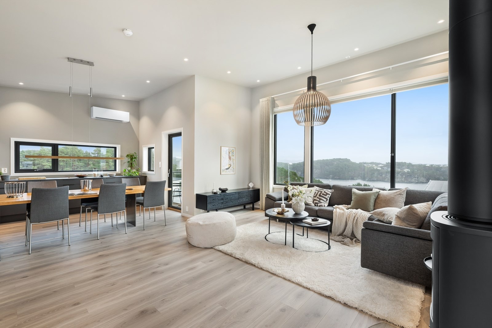 Huset har høy og fri beliggenhet og dermed flott utsikt og minimalt med innsyn Galleribilde