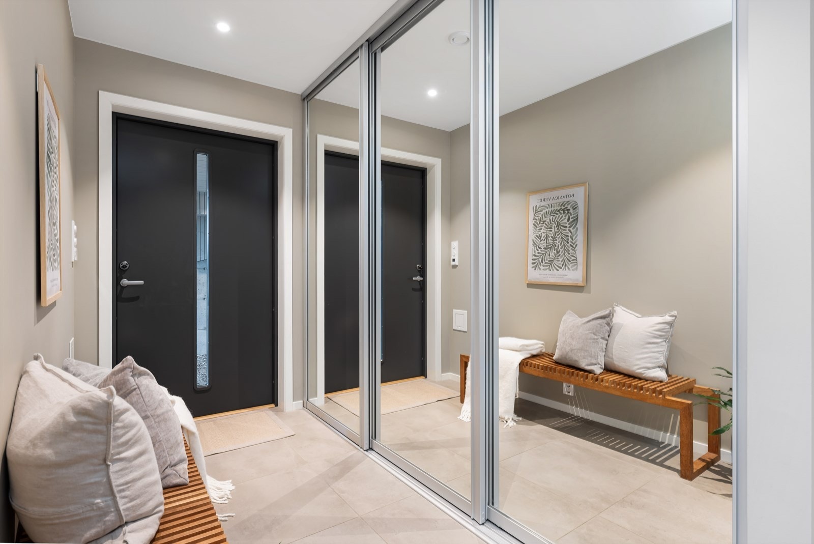 Stor garderobeløsning i entré. Speilfrontene gir rommet et ekstra luftig uttrykk Galleribilde