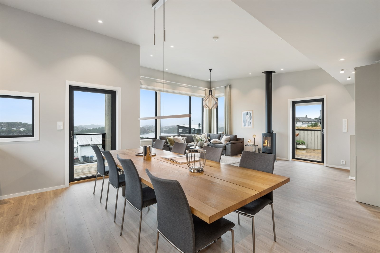 God plass til stort spisebord, samt utgang til altan direkte fra kjøkkensone Galleribilde