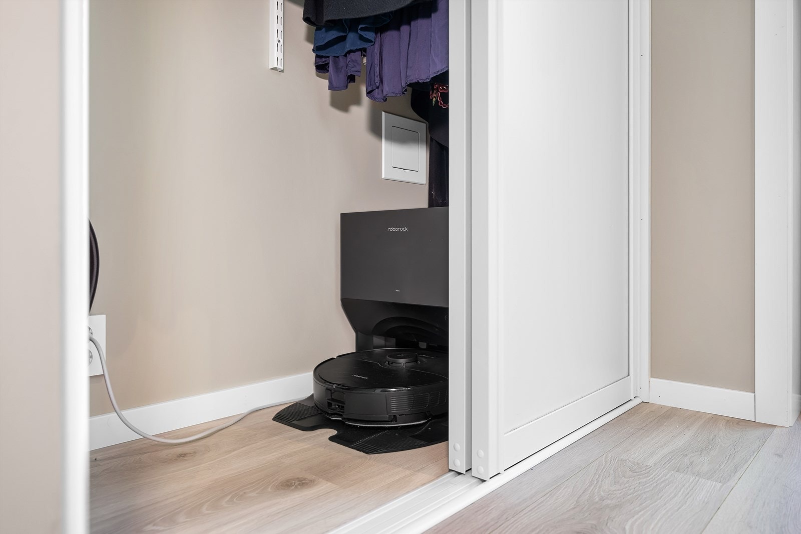 Strøm inni garderobeskapet. Her "bor" robotstøvsugeren. Galleribilde