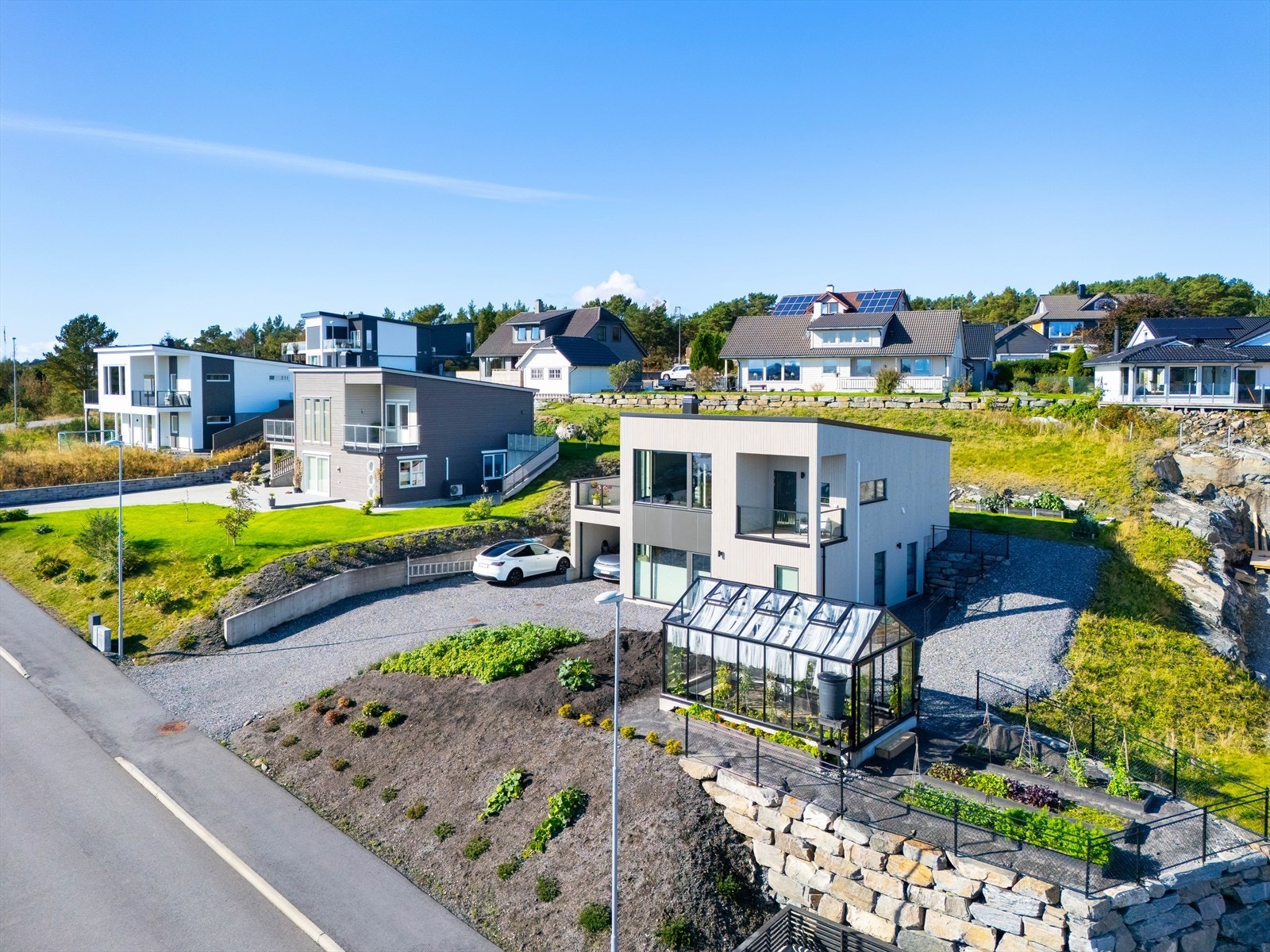 Tomten er på hele 1016 m² og består av både hus, carport, drivhus og bed hvor du kan plante diverse Galleribilde