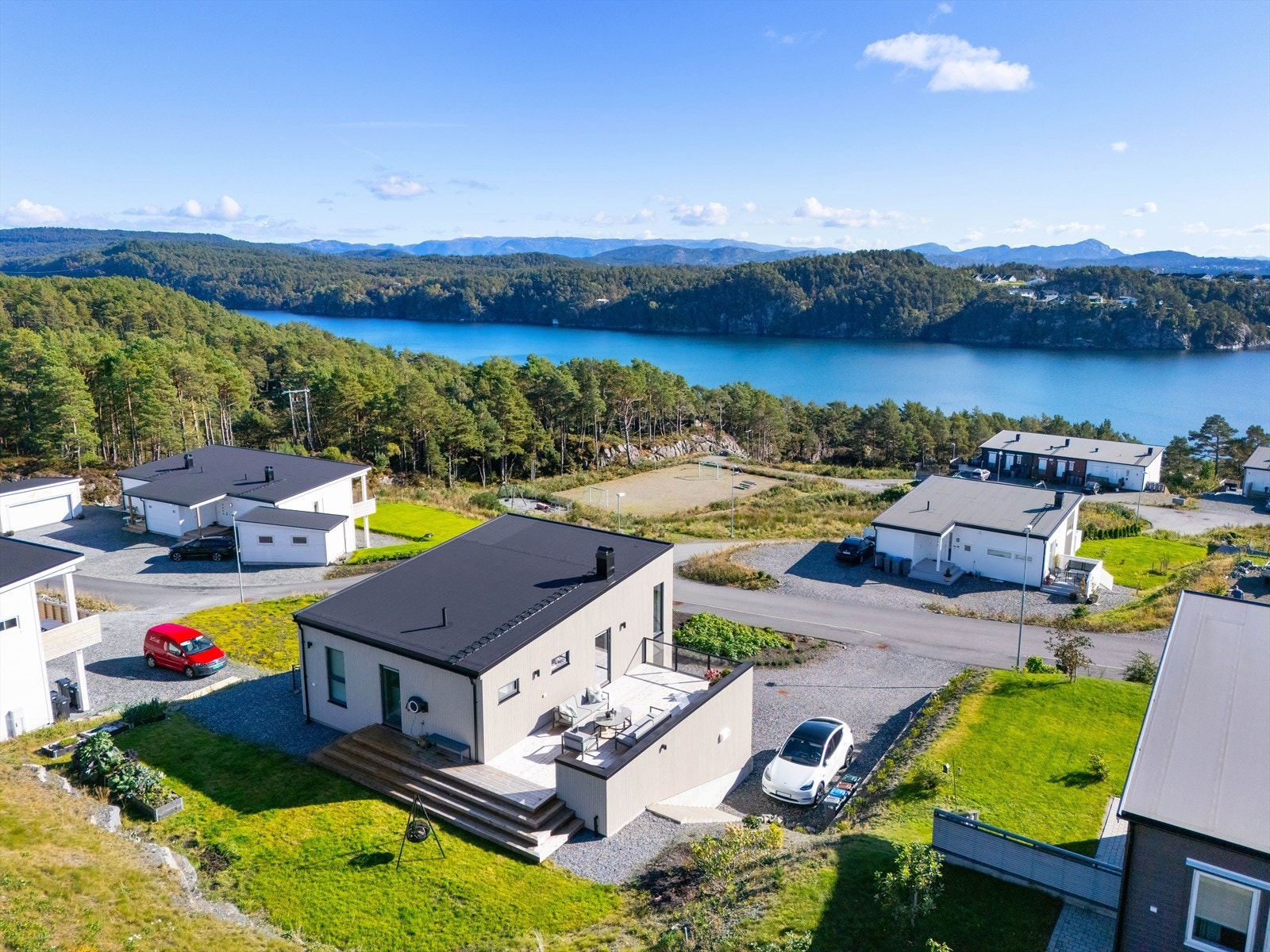 Huset ser pent ut fra veien, og tomten er både stor, og godt utnyttet Galleribilde