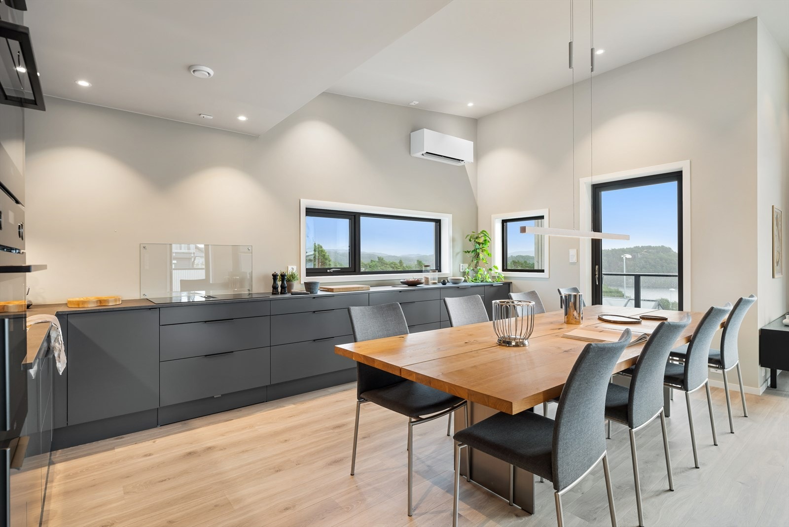 Brede kjøkkenskuffer, samt sokkelskuff Galleribilde