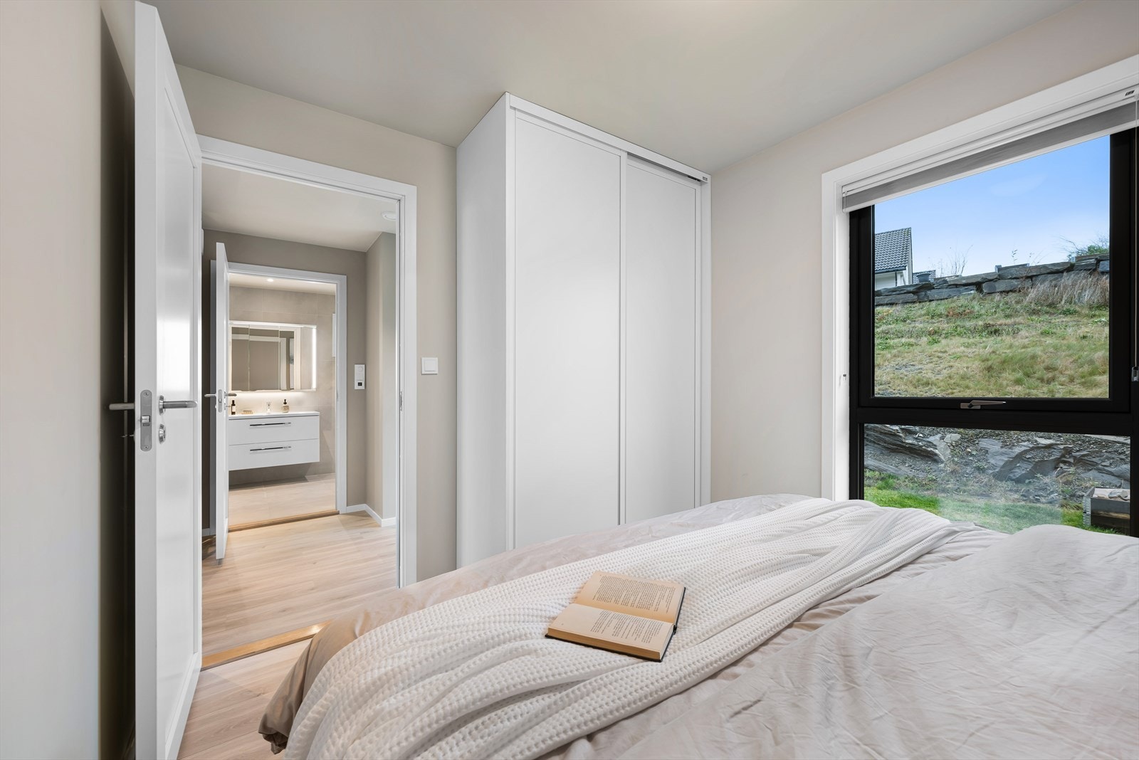 Oppbevaringsplass i skyvedørsgarderobe. Galleribilde