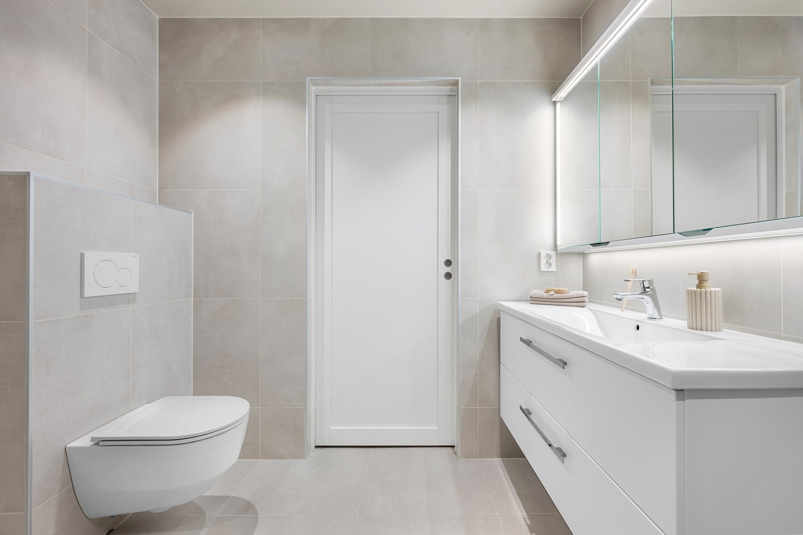 Lekkert bad med samme toalettskål som i 2.etasje, samt oppgradert møblering fra Linn Bad. Galleribilde