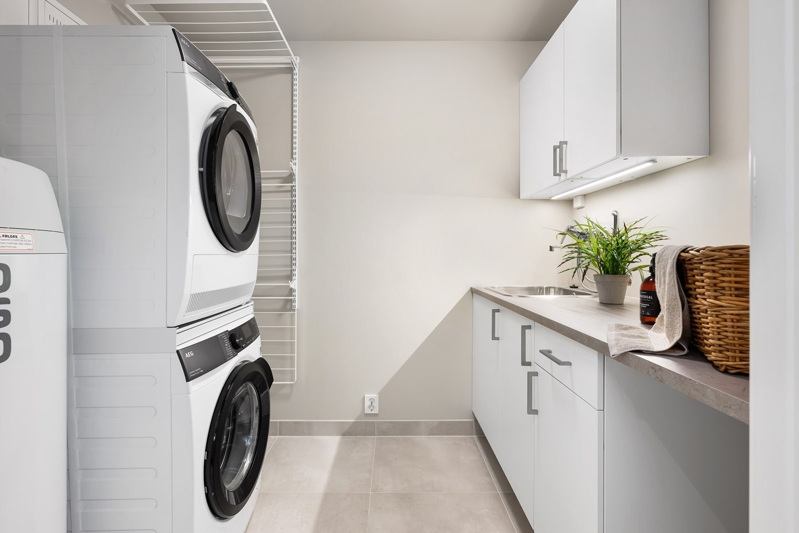 Praktisk, separat vaskerom med god plass til vaskemaskin og tørketrommel Galleribilde