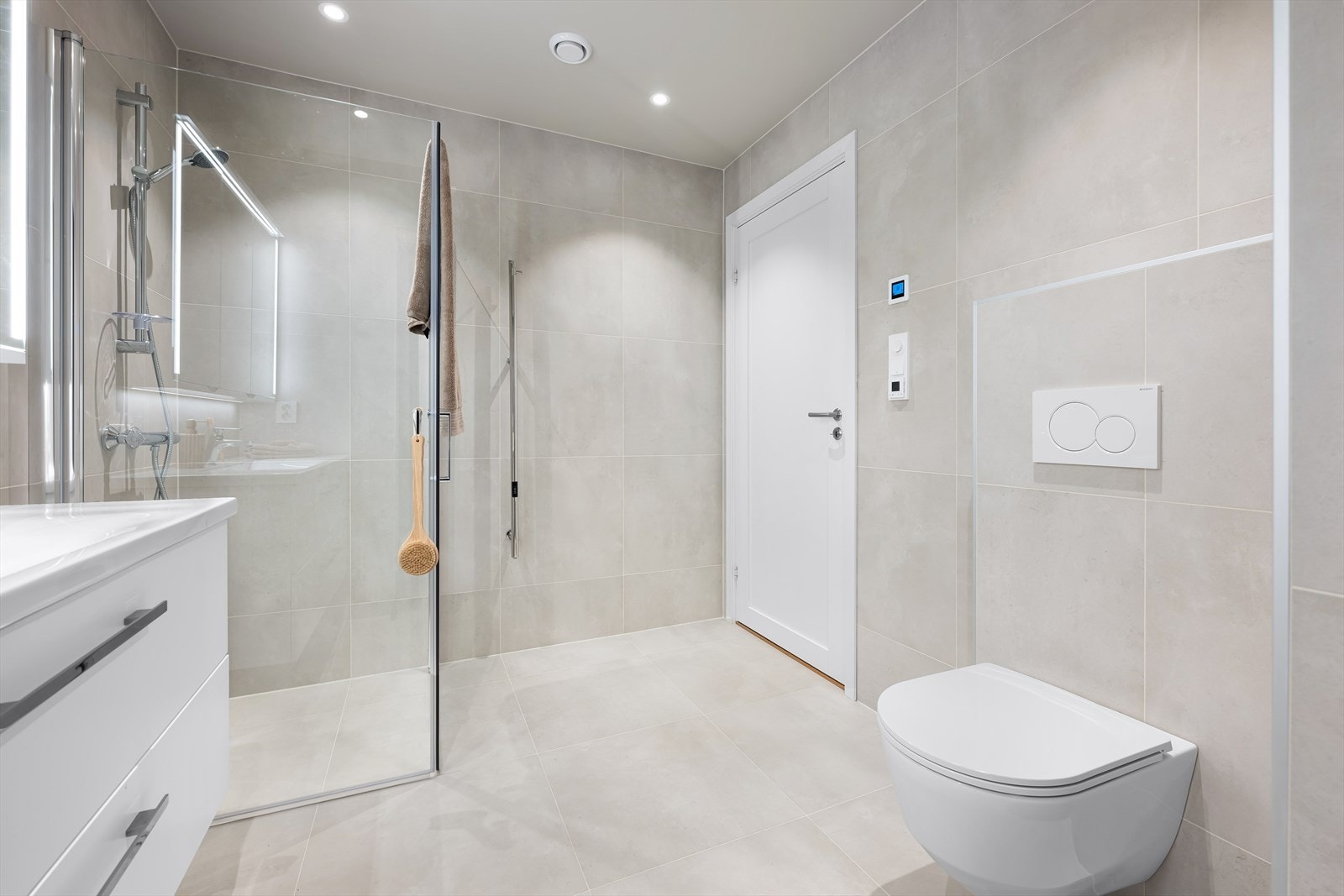 Det er lagt trekkerør i begge bad, med tanke på eventuell fremtidig montering av spyletoalett. Galleribilde