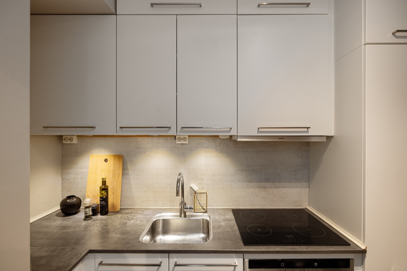 Kjøkkenet er utstyrt med integrert stekeovn, induksjonstopp, oppvaskmaskin og kjøleskap som følger med. Galleribilde