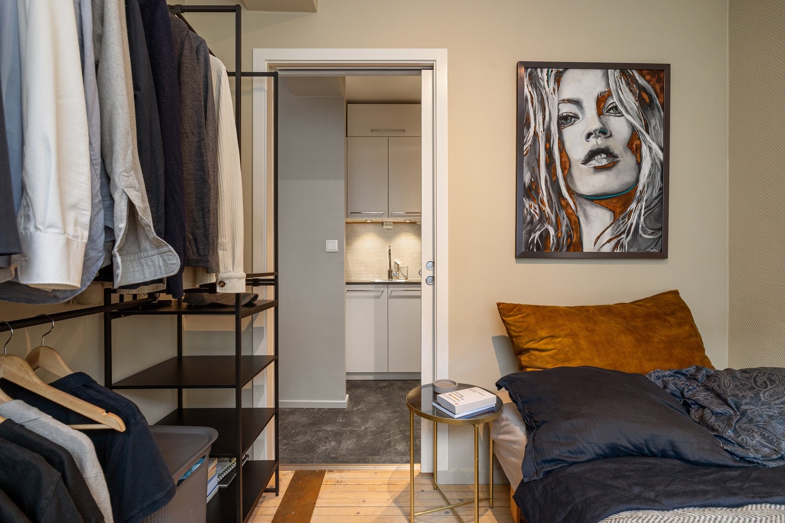 Her er det plass til seng, nattbord og garderobeløsning. Galleribilde