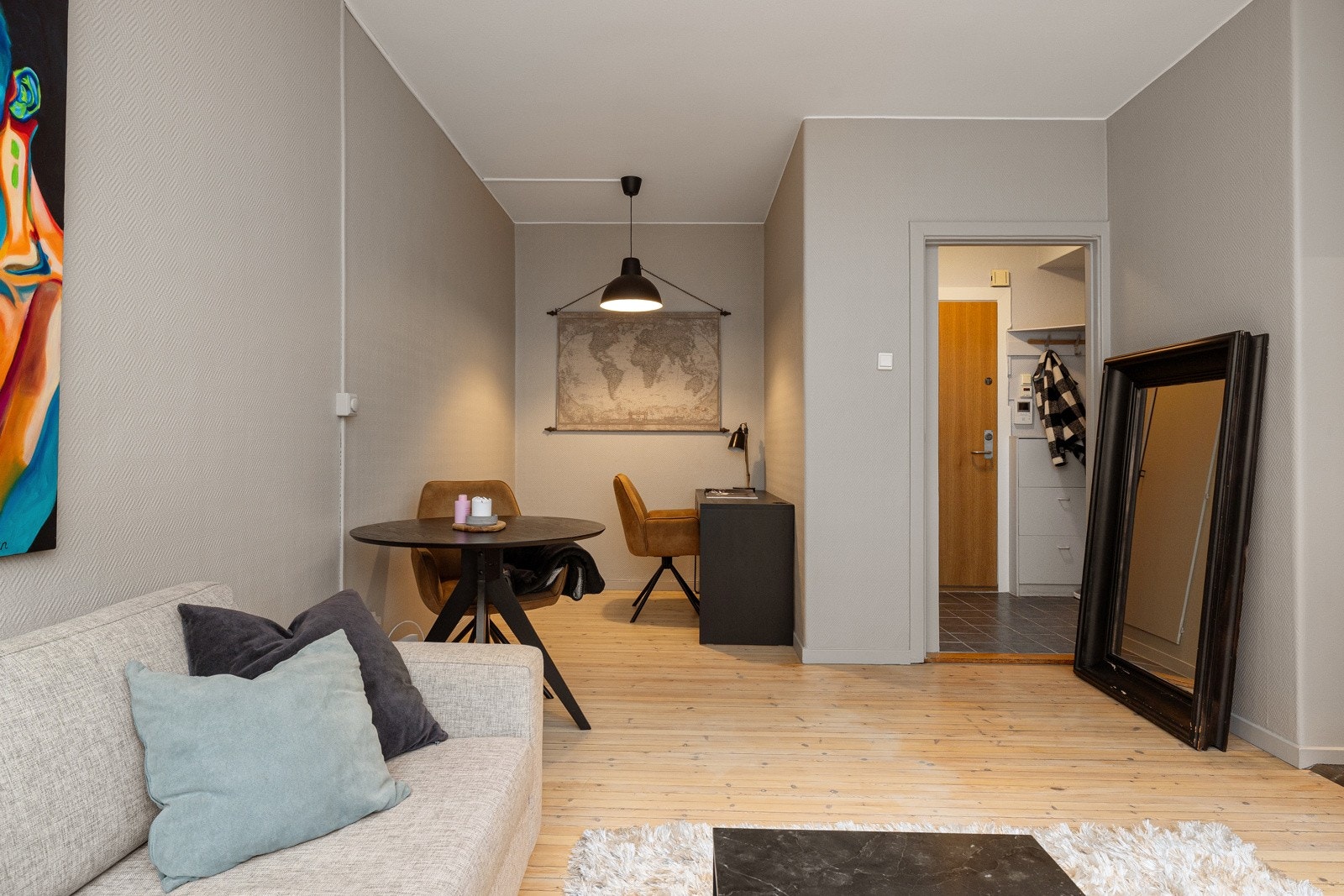 Stuen har gode møbleringsmuligheter, med plass til både sofagruppe, TV-seksjon og spisebord. Galleribilde