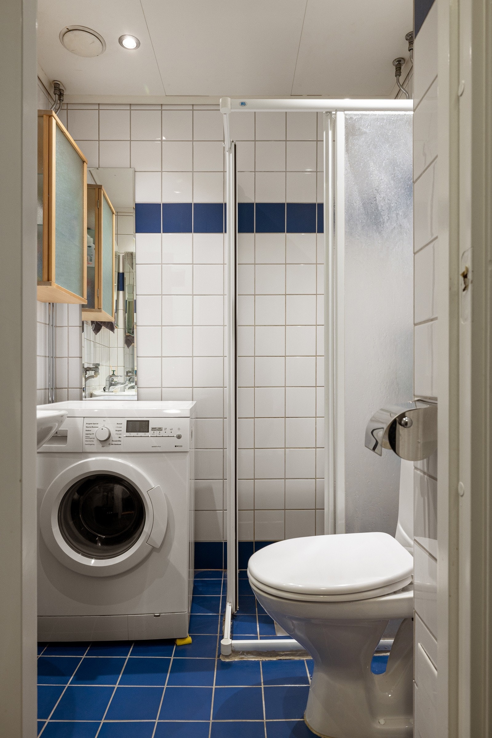 Baderommet har opplegg for vaskemaskin. Galleribilde